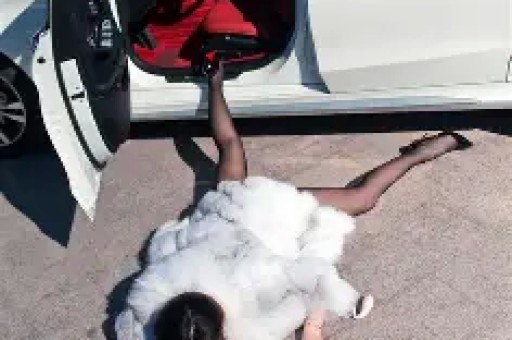 从“嫁给自己”到负债50万：当独立女性被收割有些人缺的不是仪式感是底线-第1张图片-