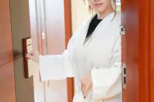 内娱女演员深夜溜进KTV陪酒姿态放低到尘埃